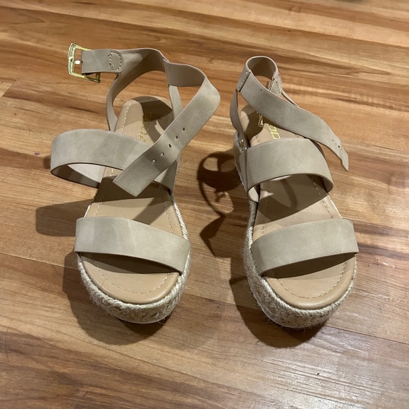 Barely worn. Like new. Size 6 - Picture 1 of 3